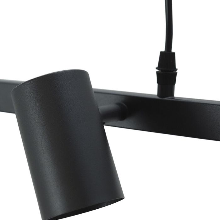 Suspension noire moderne, Carlos