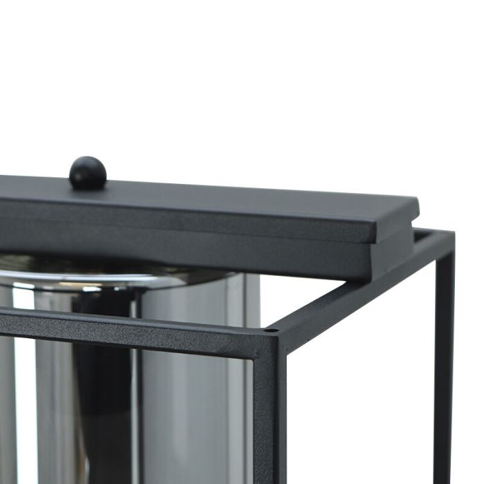 Suspension noire moderne, Jessa